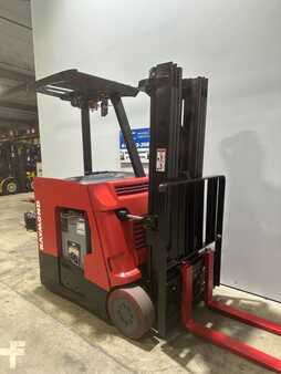 Apilador conductor incorporado - Raymond  (4)