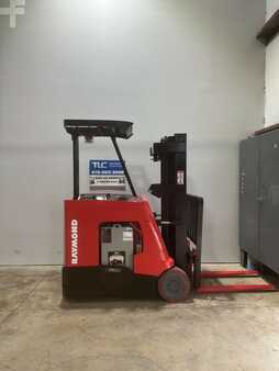 Apilador conductor incorporado - Raymond  (1)