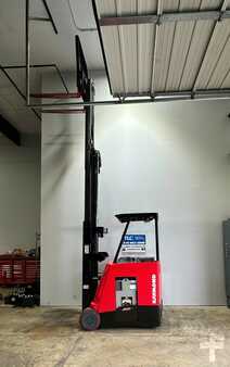 Apilador conductor incorporado - Raymond  (2)