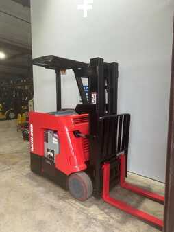 Apilador conductor incorporado - Raymond  (4)