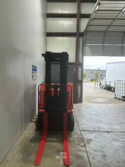 Apilador conductor incorporado - Raymond  (9)