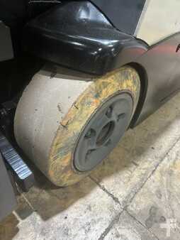 Stand-Up Rider Forklift 2016  Crown RC 5535-30 (10)