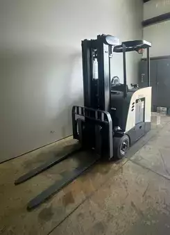 Stand-Up Rider Forklift 2016  Crown RC 5535-30 (5)