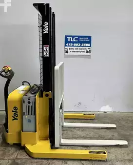 Pallet Stackers 2015  Yale MSW040SFN24TV087 (1)
