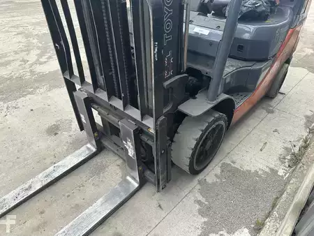 Propane Forklifts - Toyota 8FGCU25 (7)