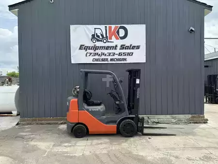 Propane Forklifts - Toyota 8FGCU25 (1)