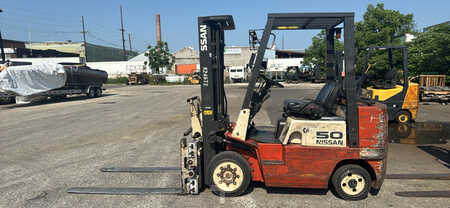 Propane Forklifts 1998  Nissan CPJ02A25PV Forklift (1)