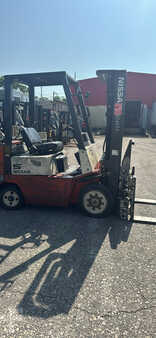 Propane Forklifts 1998  Nissan CPJ02A25PV Forklift (2)