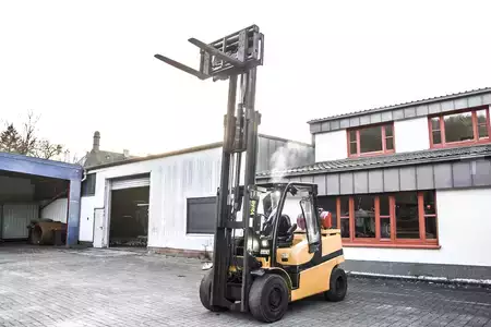 Gázüzemű targoncák 2020  Yale GLP45 2020 Drehgerät Freihub (1)