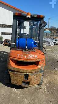 Chariots élévateurs GPL 2008  Toyota 02-7FGF30 (2)