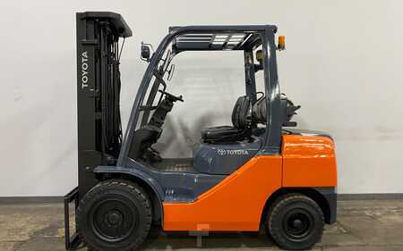 Propane Forklifts 2011  Toyota 8FGU30 (1)