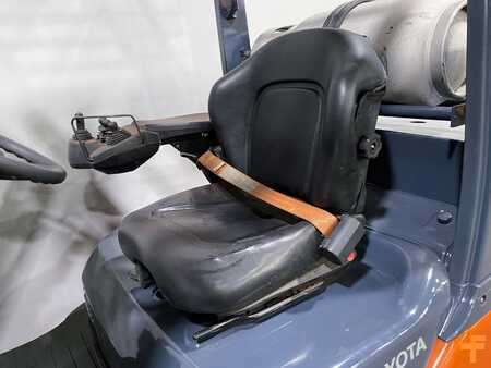 Propane Forklifts 2013  Toyota 8FGCU30 (10)