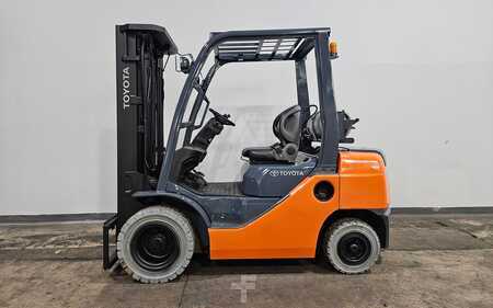 Propane Forklifts 2015  Toyota 8FGU25 (1)