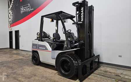 Propane Forklifts 2013  Nissan PF100 (5)