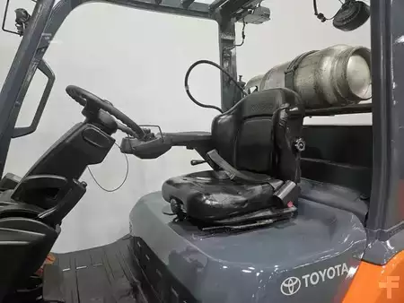 Montacargas GLP 2016  Toyota 8FGC55U (8)