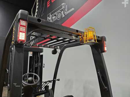 Propane Forklifts 2016  Yale GLP070VX (17)