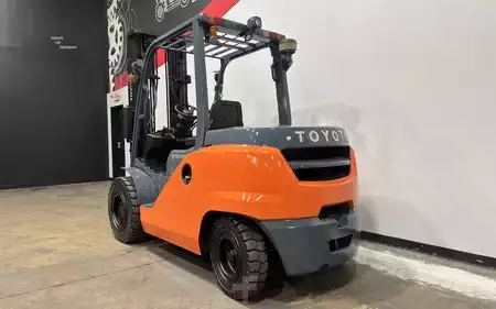 Montacargas diésel 2019  Toyota 8FD45U (2)
