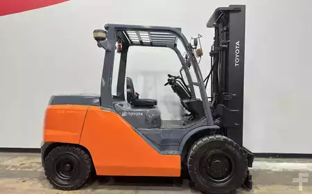 Montacargas diésel 2019  Toyota 8FD45U (4)