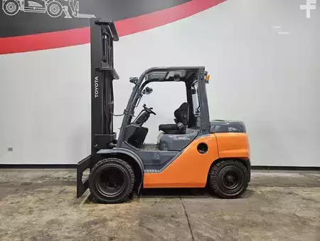 Diesel Forklifts 2019  Toyota 8FD40U (1)