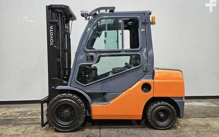 Carretilla elevadora diésel 2014  Toyota 8FDU32 (1)