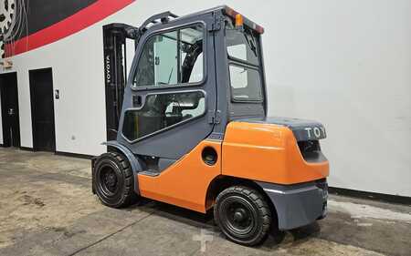 Carretilla elevadora diésel 2014  Toyota 8FDU32 (2)