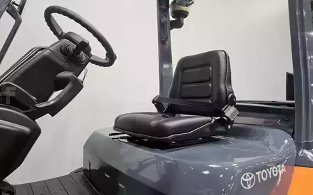 Montacargas diésel 2018  Toyota 8FD70U (11)