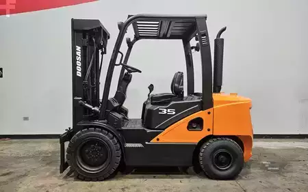 Montacargas diésel 2019  Doosan D35C-7 (1)