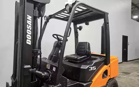 Montacargas diésel 2019  Doosan D35C-7 (9)