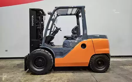 Diesel Forklifts 2017  Toyota 8FD50U (1)