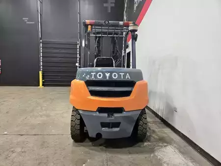 Montacargas diésel 2019  Toyota 8FD35U (3)