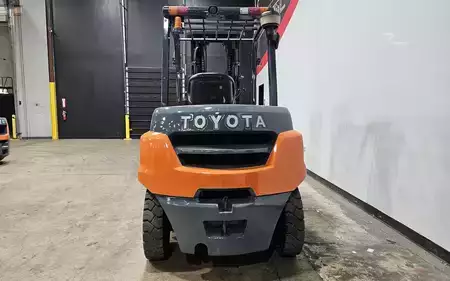 Montacargas diésel 2018  Toyota 8FD35U (3)