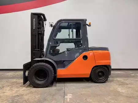 Diesel Forklifts 2014  Toyota 8FD50U (1)