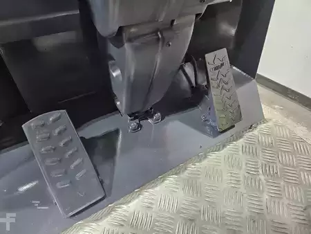 Montacargas de Pasillo Angosto 2015  Aisle Master 44S (14)