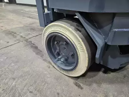 Montacargas de Pasillo Angosto 2015  Aisle Master 44S (17)