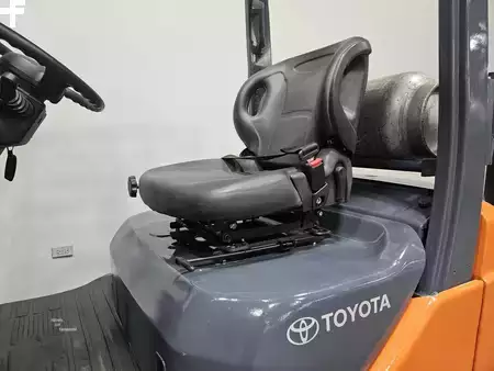 Montacargas GLP 2012  Toyota 8FGU15 (11)