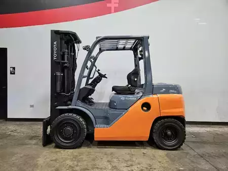 Montacargas diésel 2021  Toyota 8FD35U (1)