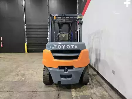 Montacargas diésel 2021  Toyota 8FD35U (3)