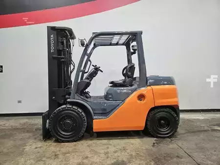 Diesel Forklifts 2018  Toyota 8FD40U (1)