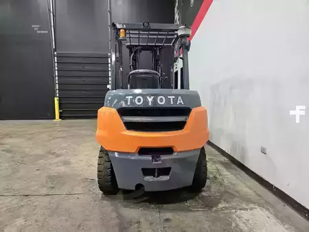 Diesel Forklifts 2018  Toyota 8FD40U (3)
