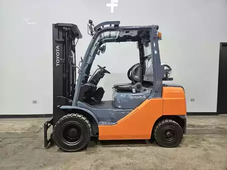 Propane Forklifts 2012  Toyota 8FGU25 (1)