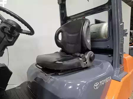Propane Forklifts 2012  Toyota 8FGU25 (10)
