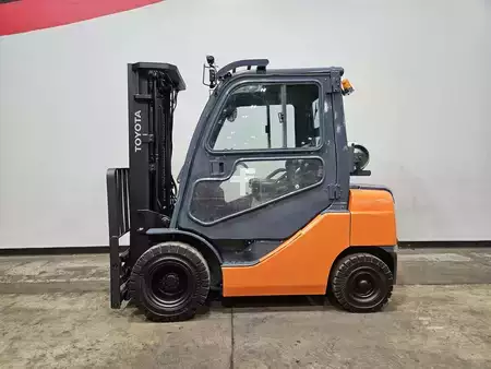 Propane Forklifts 2012  Toyota 8FGU25 (1)