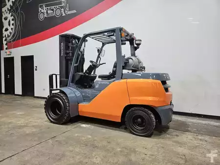 Montacargas GLP 2016  Toyota 8FG45U (2)