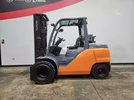 Montacargas diésel 2016  Toyota 8FG45U (1)