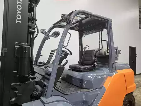 Montacargas diésel 2016  Toyota 8FG45U (9)