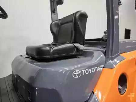 Montacargas diésel 2015  Toyota 8FD70U (10)
