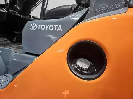 Montacargas diésel 2015  Toyota 8FD70U (16)