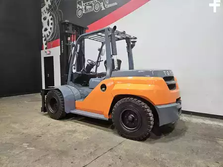 Montacargas diésel 2015  Toyota 8FD70U (2)