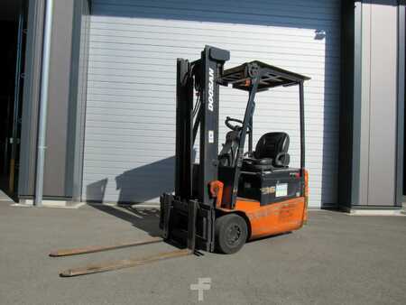 Eléctrico - 3 rodas 2009  Doosan B16R-5 (2)