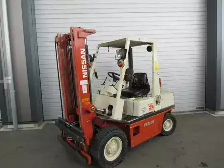 Dieselstapler 1991  Nissan Nissan EH02F25U (2)